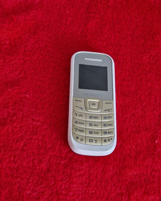 Telefon Samsung cu butoane.  Pret/ bucata