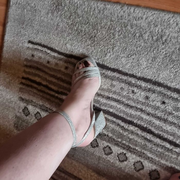 Sandale elegante pentru ocazii speciale.