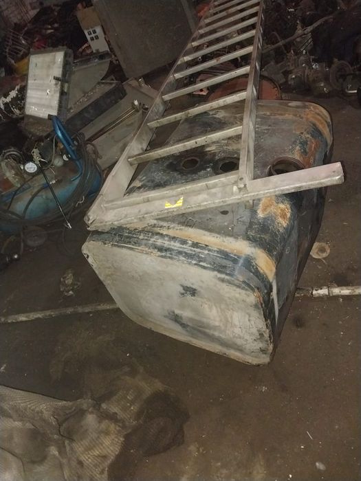 Продаю баки на раз машины Ман Зил
