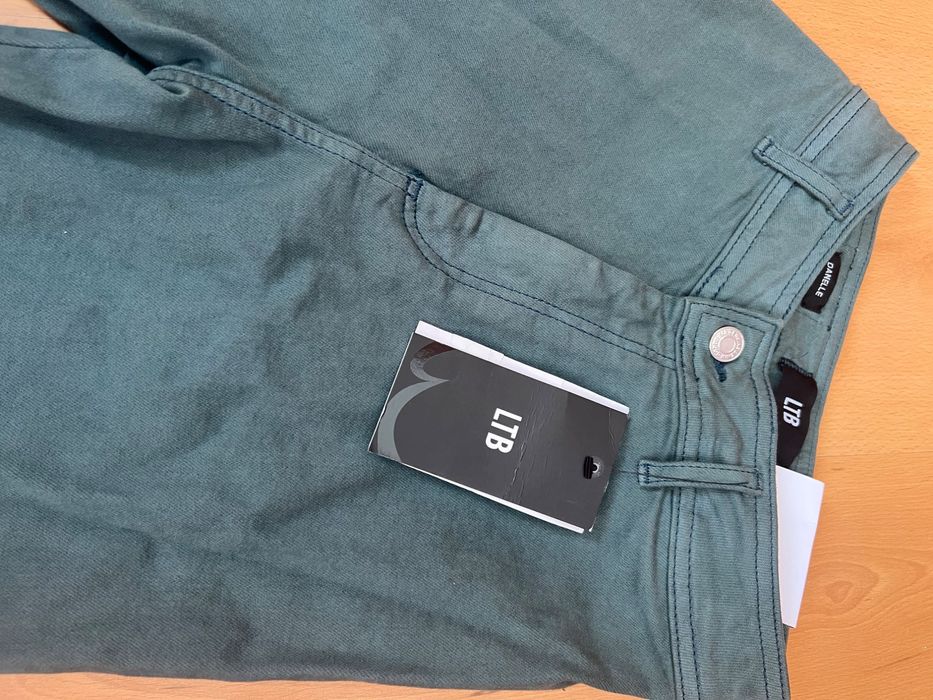 Тъмно зелени дънки с етикет