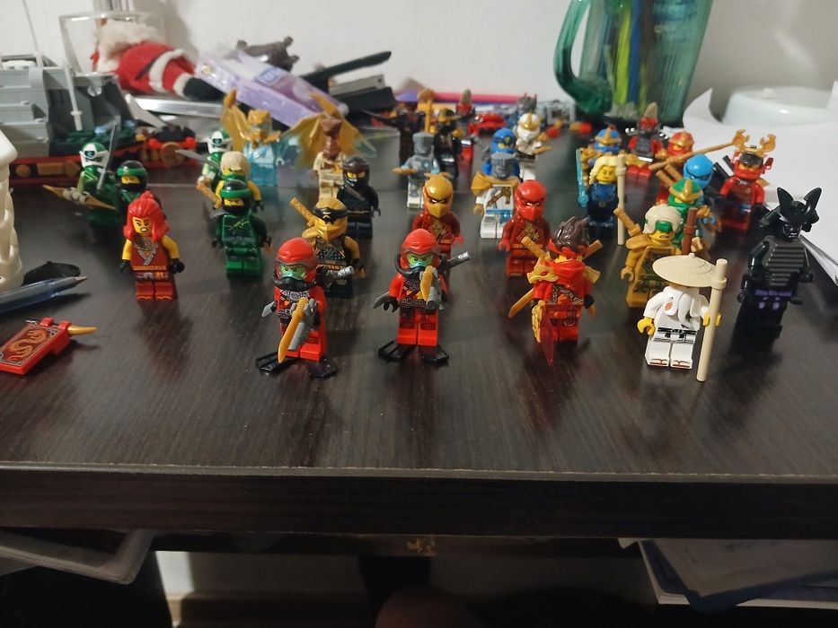 Fac schimb de figurine lego ninjago