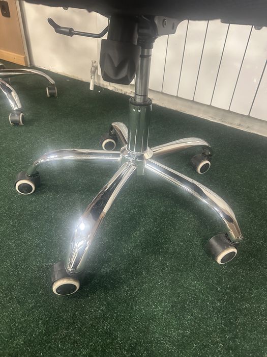 Продам офисные кресла