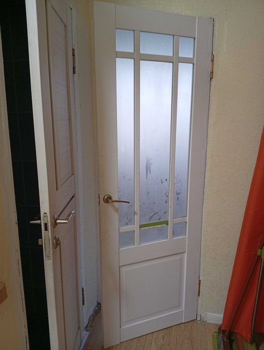 Дверь белая со стеклом и комплект