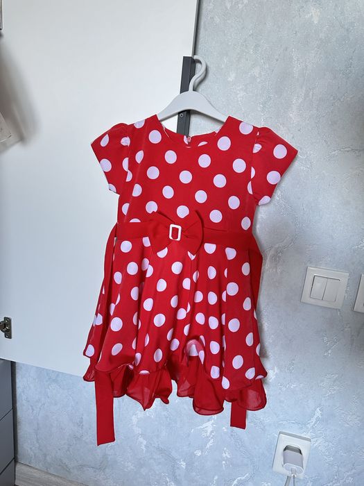 Продам платья на девочку на 4-5 лет (104-116)