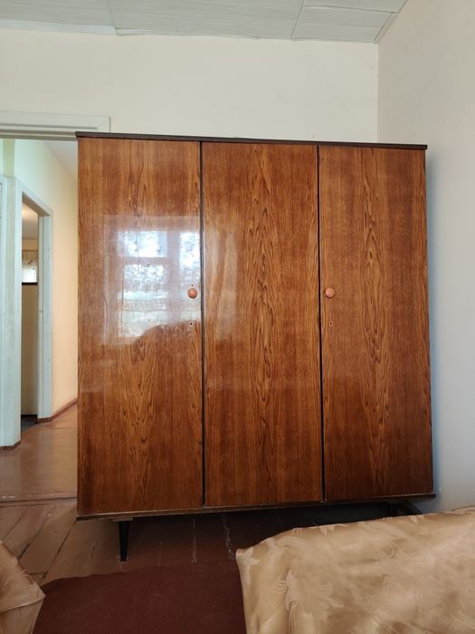 Продам из дома шкафы и кровати,каждую по 350 тс