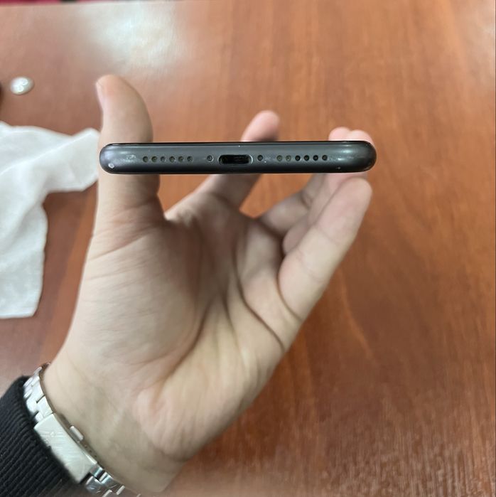 iPhone 11 black.