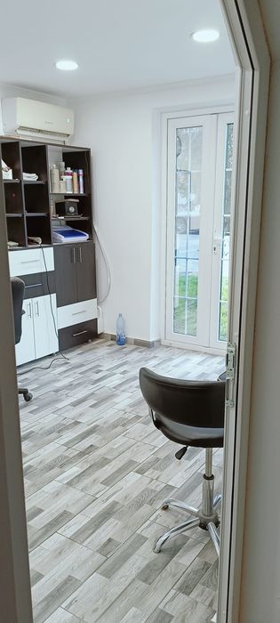 Vând spatiu comercial