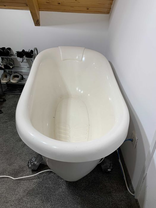 Pachet mobilier deosebit:Masă antică,Cadă retro,FotoliuWingback,Birou