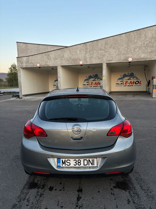 Vând Opel astra J 2010