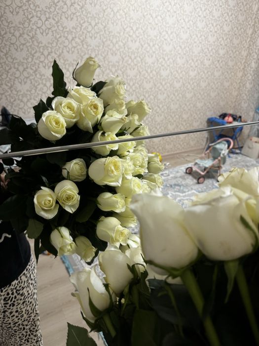 Белые розы , свежые . Шымкент!