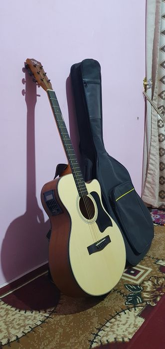 Gitara акустика holati alo ajoyib ovozi bor