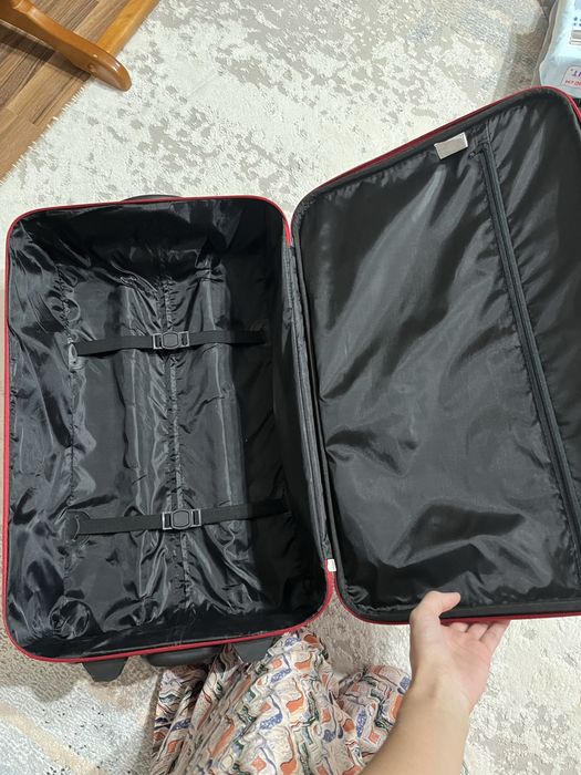 Продам чемодан в отличном состояний