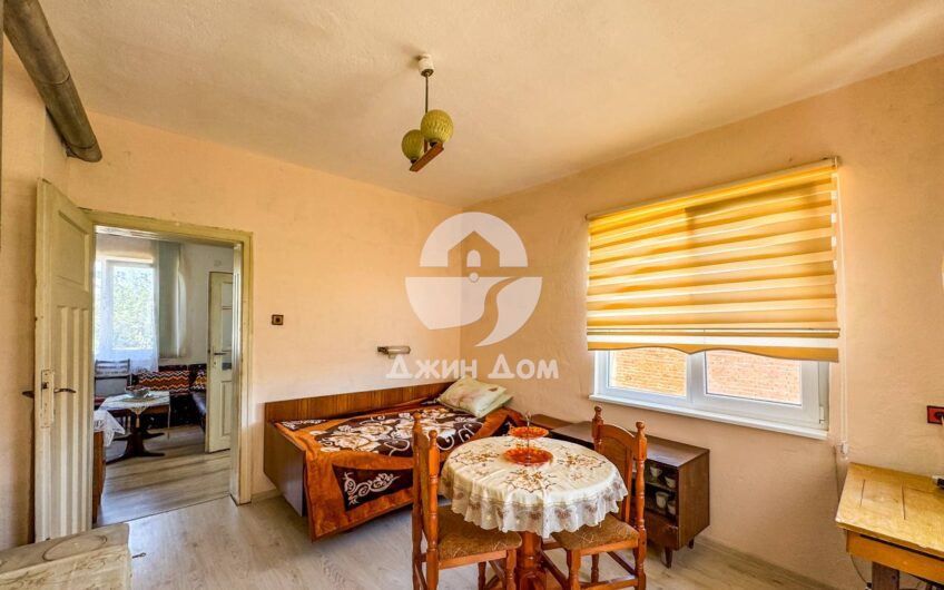 Двуетажна къща с двор в гр. Средец