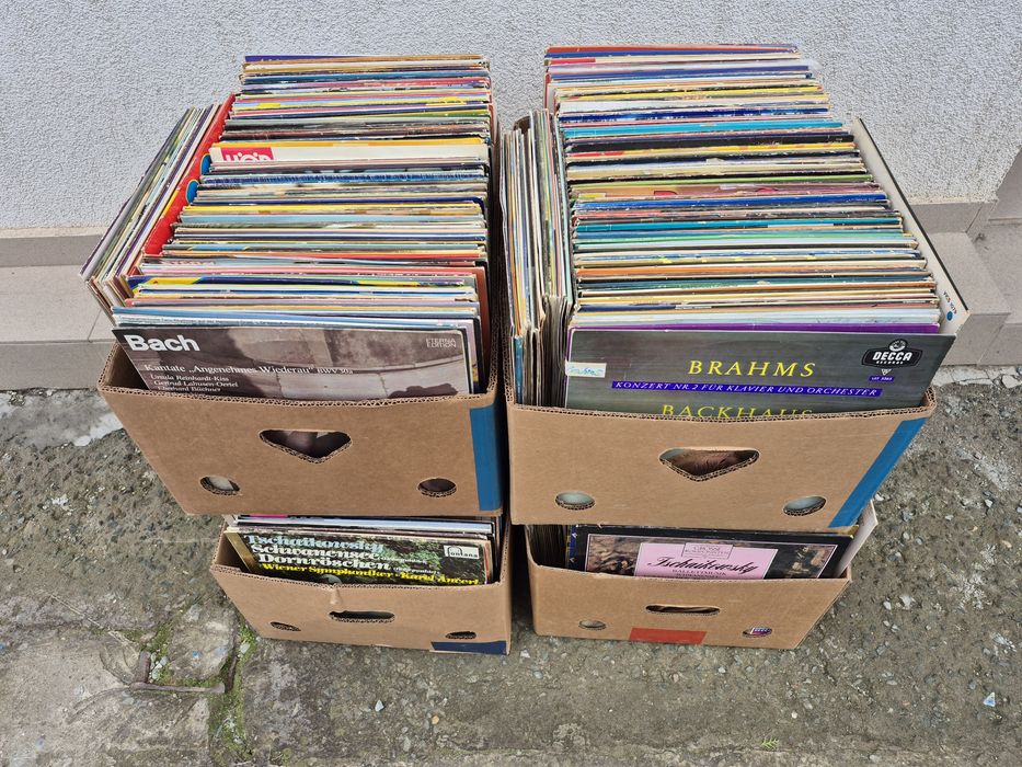Vând colecție de 300 de viniluri muzică clasică, în stare bună, perfectă pentru pasionații de muzică clasică