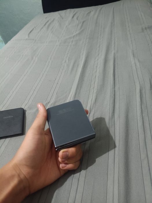 Продам Самсунг ZeT Flip 4