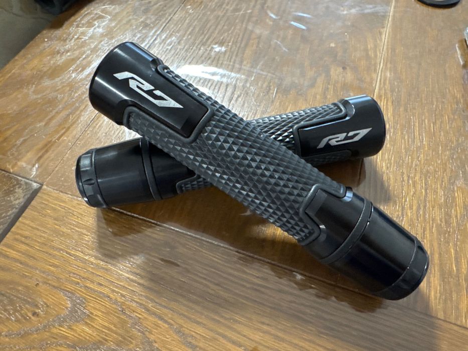 Manșoane (handel grip) pentru Yamaha r7 compatibile 2022-2024