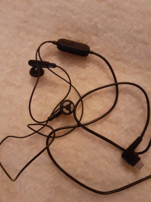 Продавам 2 чифта слушалки Samsung нови