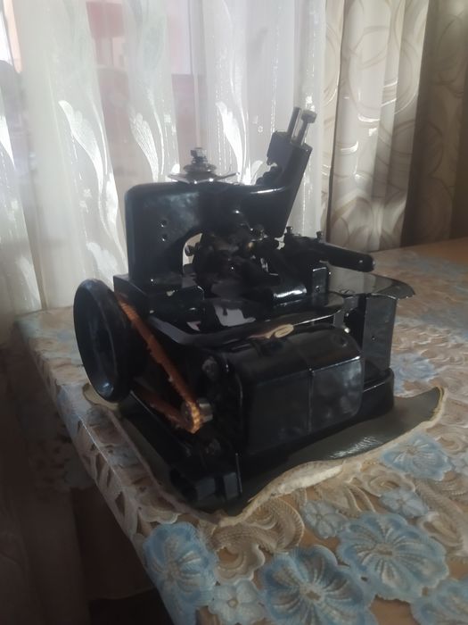 Продам Оверлок Б.У. В рабочем состоянии