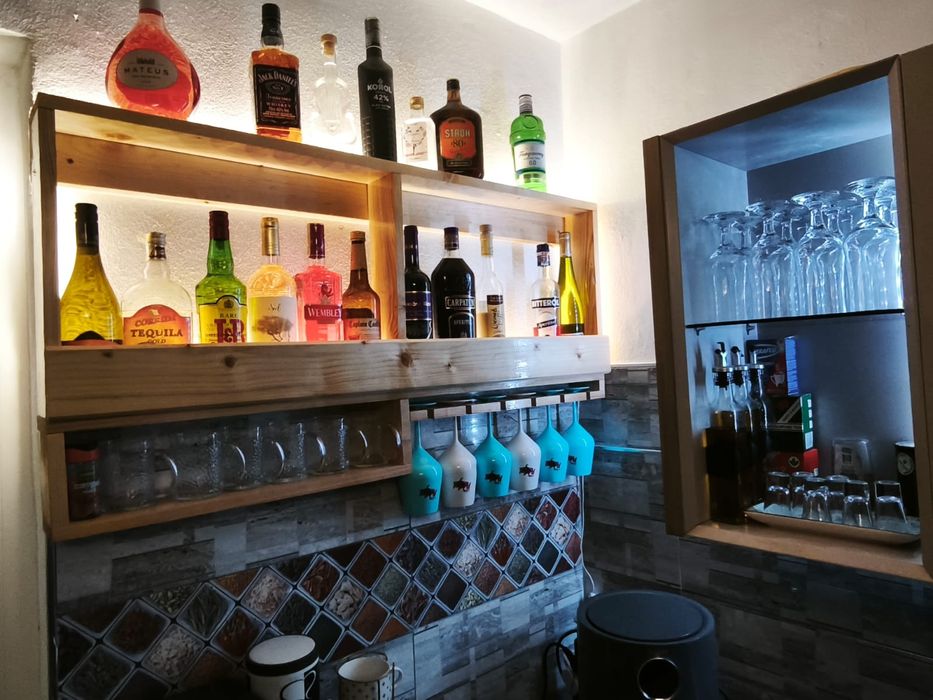 Raft suport perete bauturi, sticle și pahare whiskey / vin