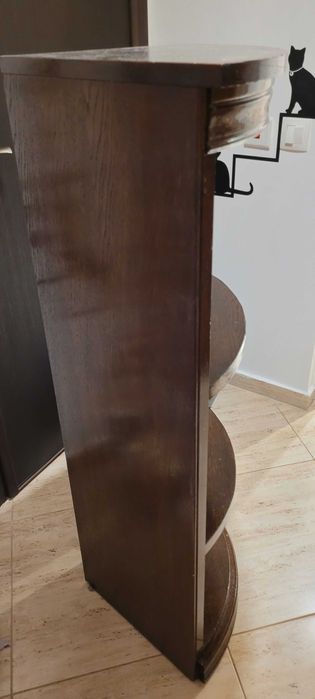 Ъглов шкаф от масивно дърво