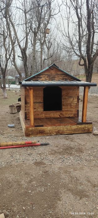 Собака для дома на дереве полная