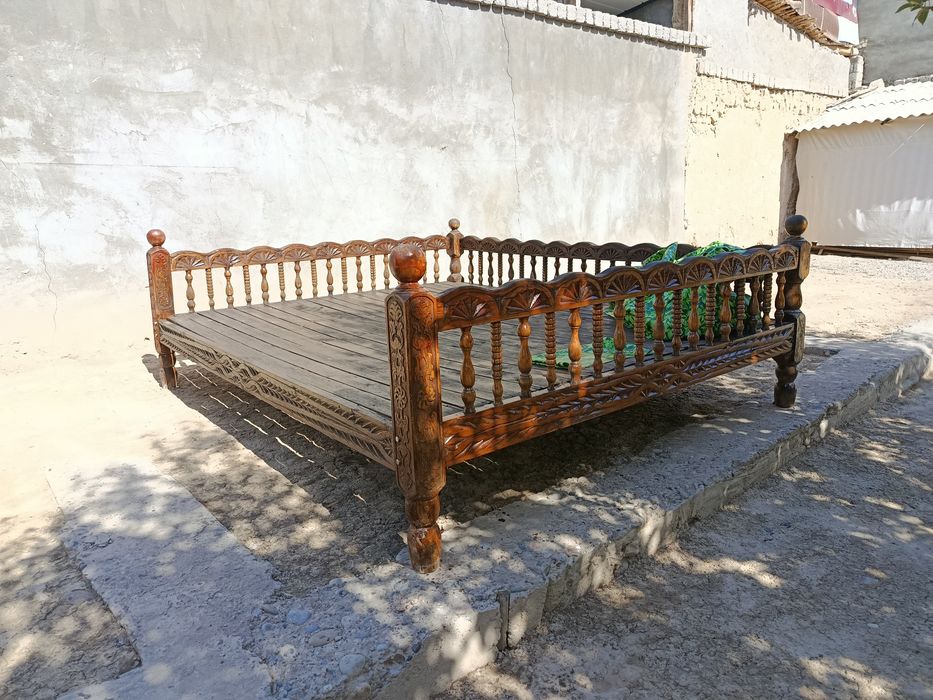 Tapchan kravat sotiladi  2 yarmga 3