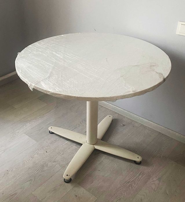 Круглый белый стол