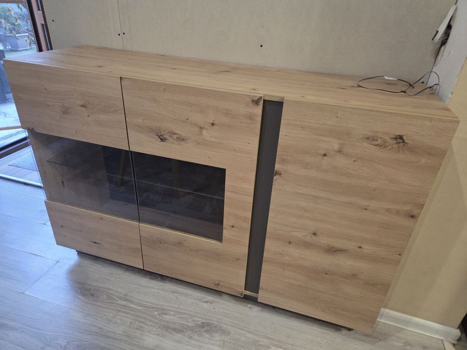 Модерен скрин витрина