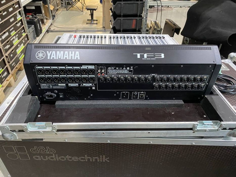 Цифровой микшер Yamaha TF3 + кейс (б/у)