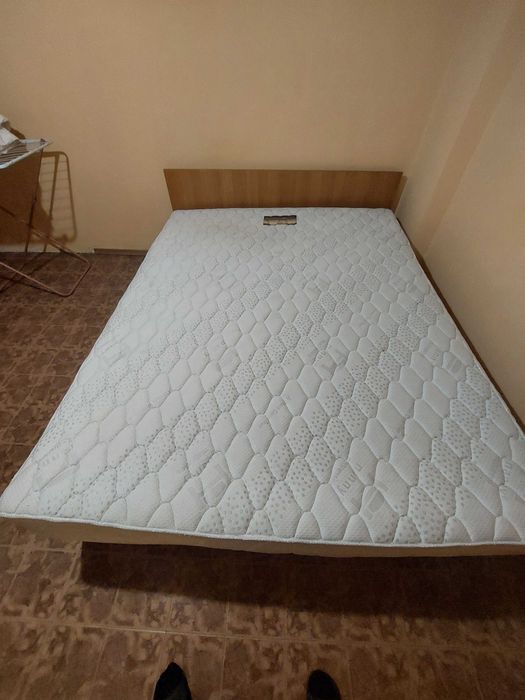 Продавам спалня с матрак.