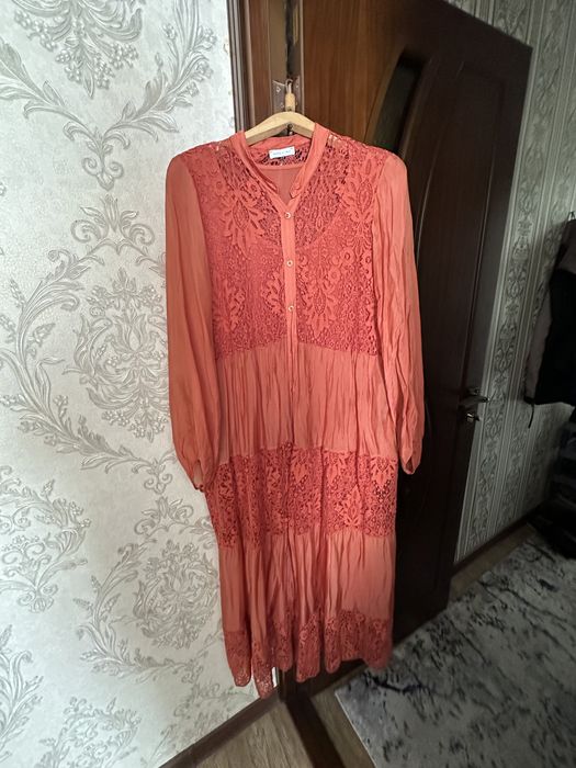 Платье красивое.