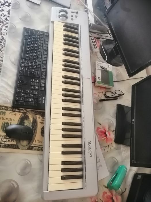 Midi klavish sotiladi