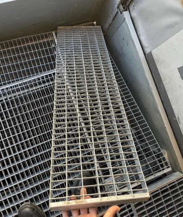 Trepte si gratare zincate