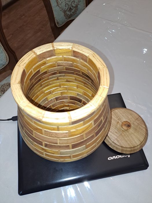 Продаются изделия из твёрдых пород дерева и принимаются на заказ дерев