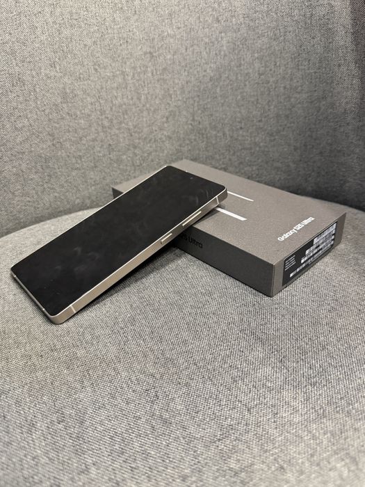 Samsung S25 Ultra ЧИСТО НОВ