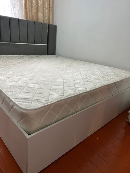 Кроватт двухспальня с матрасом