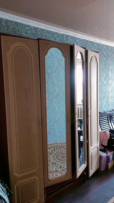 Деревянный кресло, шифоньеры