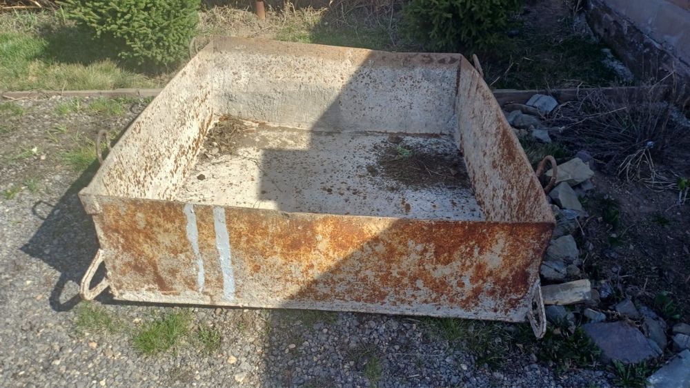 Продается стоительная бадья 1,5 на 1,5,высота 40см.