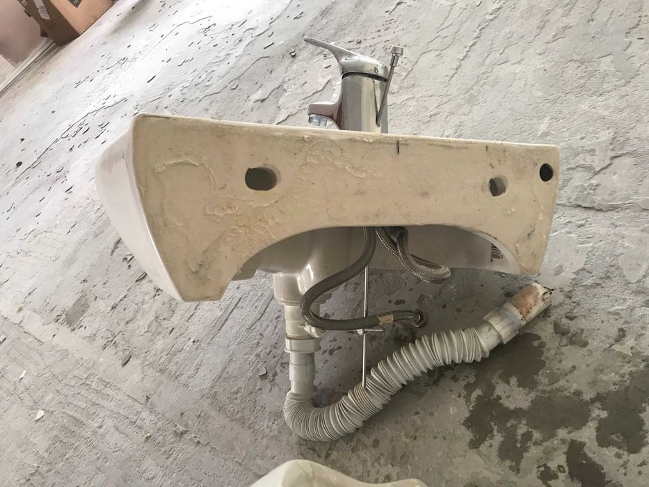 Мивка Видима , смесител, полуботуш за баня