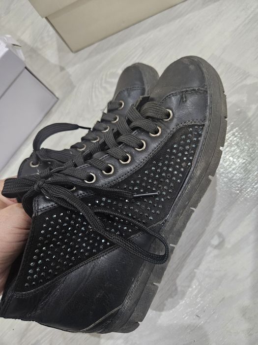 Продам женские ботинки или кеды