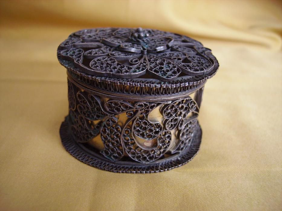 Филигранна сребърна старинна кутийка за бижута и 
 Декантер за вино