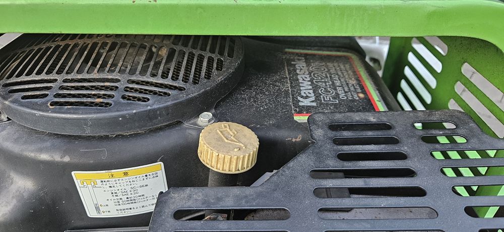 Tractoras tuns iarba inalta Etesia Attila 85