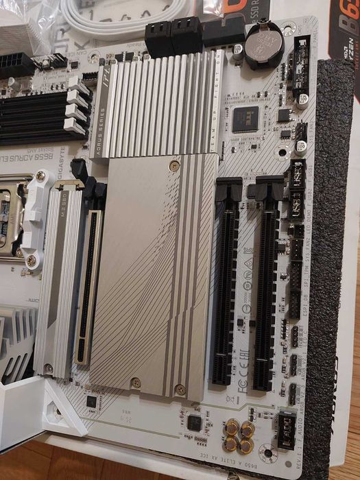 AMD Ryzen 7 9800X3D + Gigabyte B650 Aorus Elite AX ICE Wi-Fi