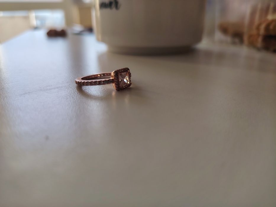 Сбърен пръстен с камъчета и баня от розово злато