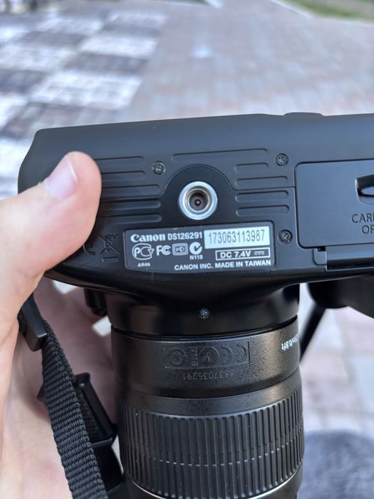 Продам камеоу Canon DS126291 EOS 1100D