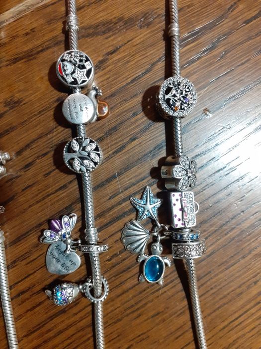 3 brățări Pandora, fiecare cu 5 charm uri