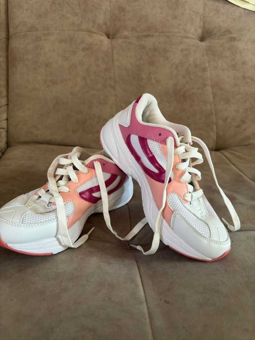 Продам кроссовки женские 22,5