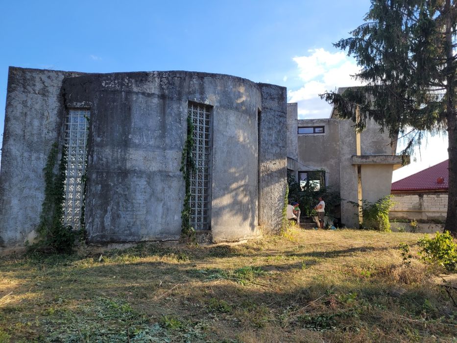 Vând vila cu piscina interioara la rosu cu 3000mp teren