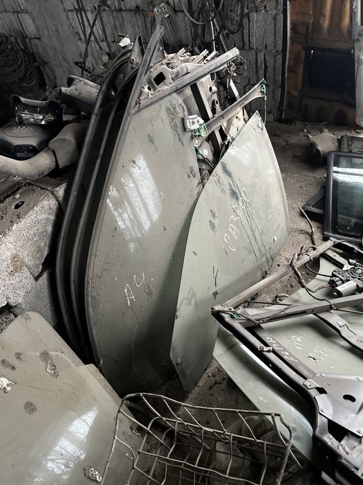 Боковое стекло машины