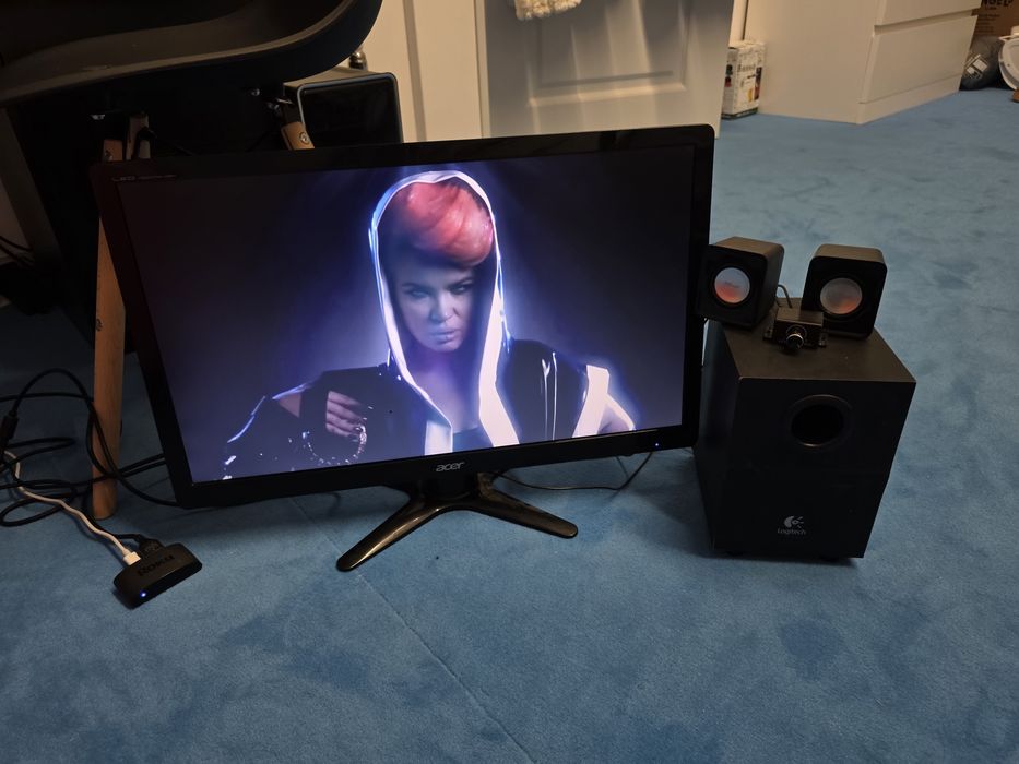 Monitor cu smart box si boxe